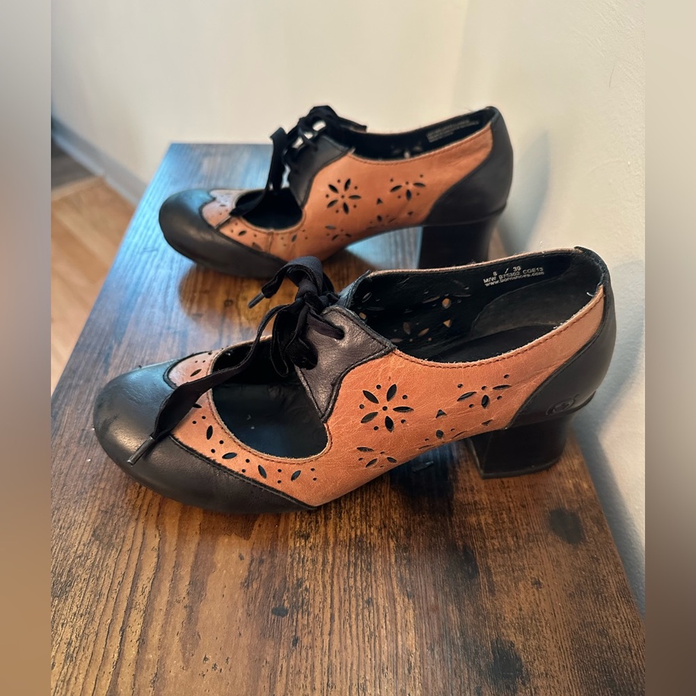 Børn brown Mary Janes with cut out and front tie. Size 8.